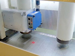 Лазерное устройство для измерения толщины листа гильотинных ножниц X-CUT, производство Gasparini (Италия)
