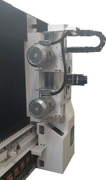 2 инвертера для контроля вращения колокольчиковых фрез до 4500 об/мин токарно-фрезерного станка с ЧПУ T4MO.CN, производство Bacci Италия